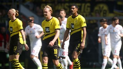 دموع ووجوه باكية.. بوروسيا دورتموند يتعثر أمام ماينز ويهدي لقب الدوري الألماني إلى بايرن ميونخ