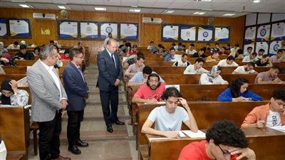رئيس جامعة المنصورة يتفقد أعمال امتحانات الفصل الدراسي الثاني