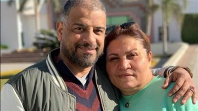 انهيار زوجة أشرف مصيلحي بعد صلاة الجنازة (فيديو)