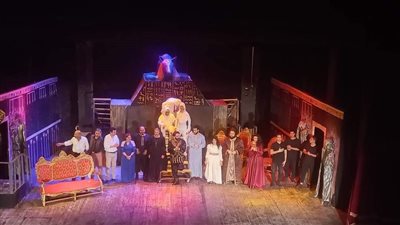 الكنز القاتل في العرض المسرحي 