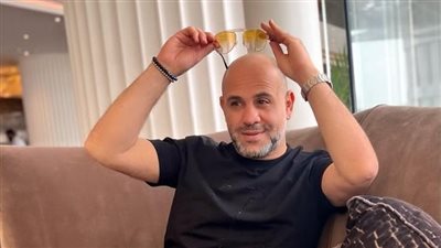 عزيز الشافعي يحتفل بتصدر أغنية 