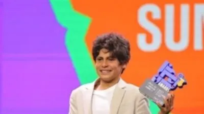 سجود الطفل عمر شريف بعد إهداء طه دسوقي جائزه أفضل نجم له 