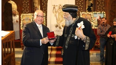 البابا تواضروس يكرم محافظ القاهرة لدوره فى تطوير مسار العائلة المقدسة 