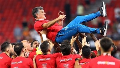 بعد التتويج باليوروباليج.. مدرب إشبيلية يرد على انتقادات مورينيو للتحكيم