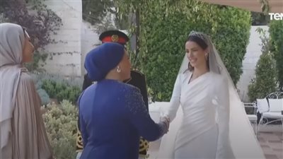 شاهد.. انتصار السيسي تقدم التهنئة إلى ولي العهد الأردني على حفل زفافه