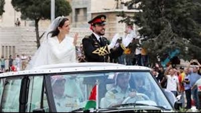 في حفل زفافه.. ما قصة العلم الموجود على سيارة زفاف الأمير الحسين؟