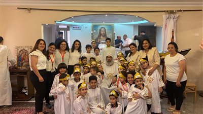 أسقف كنائس وسط القاهرة يقوم بسيامة شمامسة بأكاديمية مفرح القلوب 