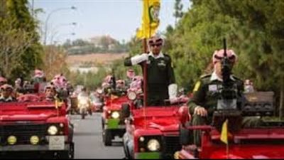 مئات الأردنيين يشاركون فى موكب فرح شوارع الكورة احتفالا بزفاف الحسين