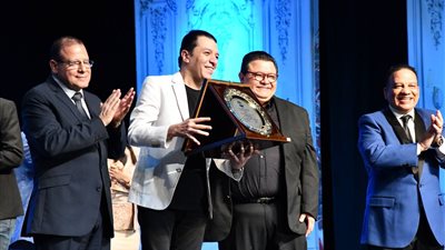 تكريم نقيب المهن الموسيقية مصطفى كامل أثناء فعاليات حفل تكريمات بمسرح البالون 