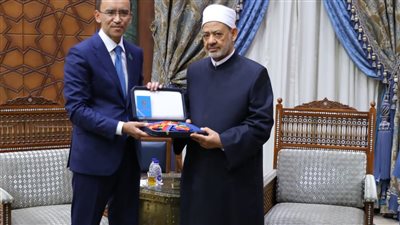 كازاخستان تقلد شيخ الأزهر وسام الصداقة من الدرجة الأولى لجهوده في نشر السلام العالمي