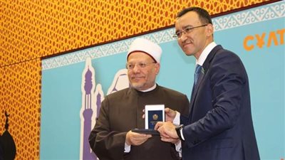 كازاخستان تقلد مفتي الجمهورية وسام 