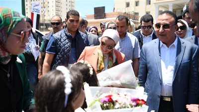وزيرة البيئة ومحافظ الإسكندرية يشهدان مراسم اصطفاف معدات النظافة الحديثة