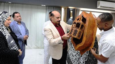 لاستثماره في منظومة التطوير والتجميل.. إهداء مشروع طلاب كلية التربية النوعية لمحافظ أسوان