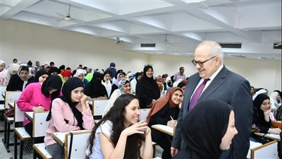 جولة تفقدية لرئيس جامعة القاهرة للاطمئنان على سير امتحانات نهاية العام الدراسي 