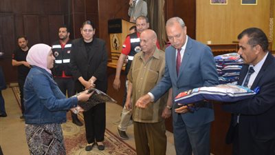 محافظ القليوبية يسلم ملابس الإحرام لحجاج الجمعيات الأهلية