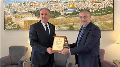 وزير الإعلام الفلسطيني يكرم الدكتور عمرو الليثي ويهديه درع وزارة الإعلام