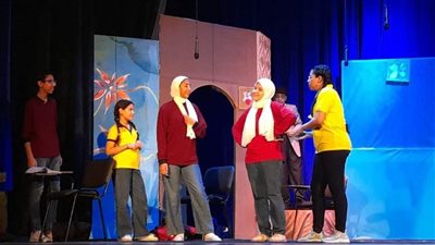 انطلاق العرض المسرحي 