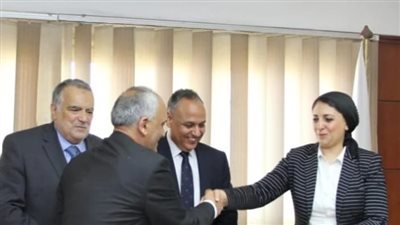  أكاديمية البحث العلمي ومركز تحديث الصناعة تسلم عقود 8 مشروعات بحثية