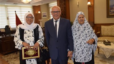 محافظ بورسعيد يمنح السيدتين 