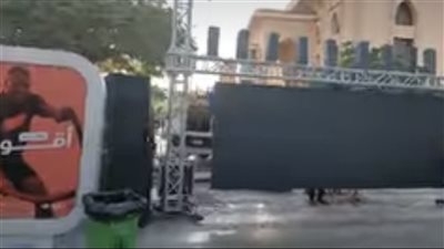 مئات المقاعد وشاشات عملاقة تحتل ممشى وساحات نادي جزيرة الورد إستعداداً لمباراة الاهلي والوداد