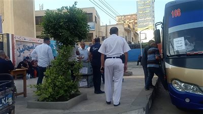 لحظة خروج أسئلة امتحانات الثانوية العامة من مركز التوزيع بالمنصورة (صور)