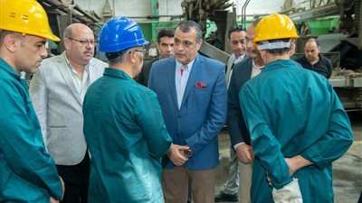 وزير الإنتاج الحربي يتفقد شركة 