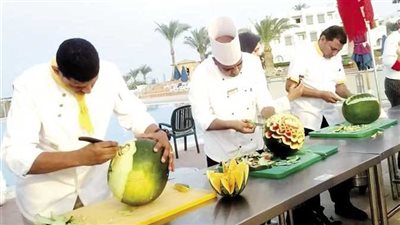 منسق النحت على البطيخ بالغردقة: المهرجان أبهر السياح الأجانب (فيديو)