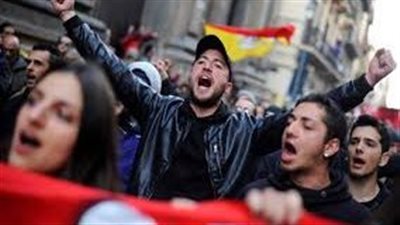 آلاف الإيطاليين يحتشدون أمام كاتدرائية ميلانو لتشييع جنازة رئيس الوزراء السابق