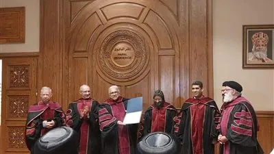 منح الدكتوراه الفخرية من 