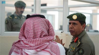 الفريق اليحيى يقف على سير العمل بجوازات منفذ حالة عمار