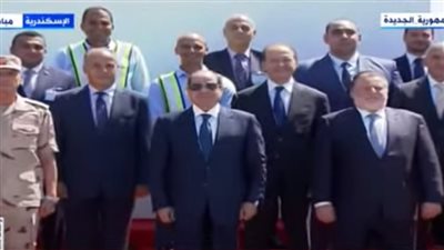 السيسي يلتقط صورة تذكارية مع العاملين بـ محطة تحيا مصر للأغراض المتعددة