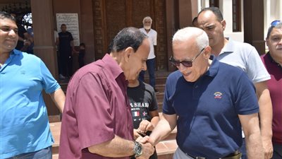 محافظ بورسعيد يلتقي عددا من المواطنين ويستمع لأرائهم حول أعمال التنمية بالمحافظة