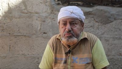 مقعد مبتور القدمين.. قصة مُسن يمني يكشف مدى تجرد زُراع الألغام ببلاده من الإنسانية 