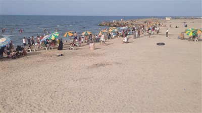إقبال كبير من المصطافين على شواطئ مصيف بلطيم وانتشار 100 منقذ 
