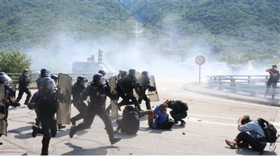 إصابة 12 شرطيًا فرنسيًا خلال اشتباكات مع متظاهرين‎