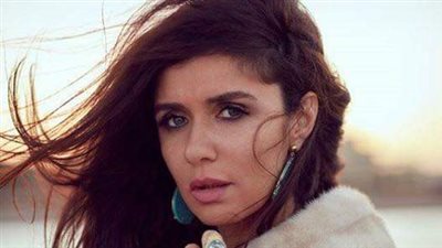 شاهد.. غادة عادل بإطلالة صيفية