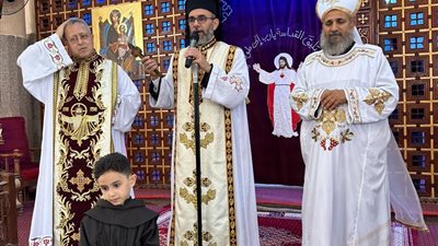 الأنبا دانيال يسيم شمامسة جدد بأسيوط