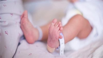 النيابة تأمر بإيداع رضيعة بدار رعاية بعد إلقاءها في الزراعات بيد والدتها بمنشأة القناطر