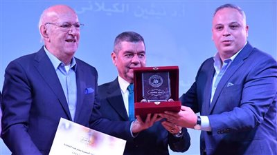 تامر عبدالمنعم يسلم عمر خيرت درع التكريم وينقل اعتذار نيفين الكيلاني (صور)