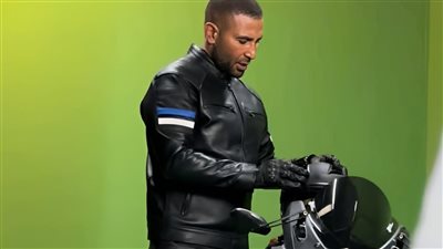 أحمد سعد يستعين بدراجة نارية في كليب 
