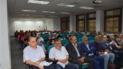 رئيس جامعة حلوان يجتمع مع اللجان المنظمة لمراجعة التصور المقترح لأسبوع الشباب