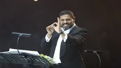 الليلة.. هاني فرحات قائد أوركسترا باريس بحضور رؤساء الاتحاد الأوربي وولي العهد السعودي