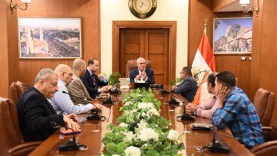 محافظ بورسعيد يستقبل لجنة من وزارة الصحة لاستلام مبنى السلام البحري