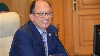 رئيس جامعة حلوان يجتمع مع عمداء الكليات لبحث آليات تنفيذ منظومة الكتاب الإلكتروني