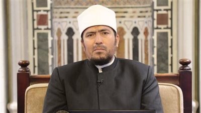 ما حكم الرد على الهاتف أثناء الطواف؟.. أستاذ الفتوي بالأزهر يجيب 