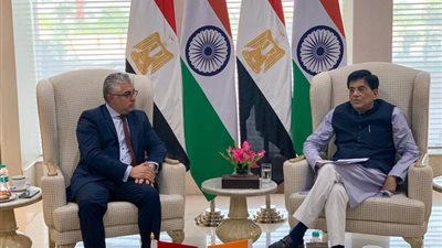 رئيس اقتصادية قناة السويس يبحث تعزيز التعاون مع وزير التجارة الهندي