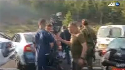 شاهد.. لحظة اعتداء عناصر الاحتلال على طاقم فضائية 