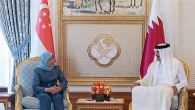 أمير قطر يلتقي رئيسة سنغافورة في الدوحة