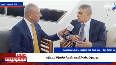 مجال الرؤية صفر.. 72 سفينة تعبر قناة السويس في عاصفة ترابية (فيديو)