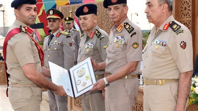 وزير الدفاع يشهد تخرج دورات جديدة من دارسي أكاديمية ناصر العسكرية للدراسات العليا وكلية القادة والأركان 